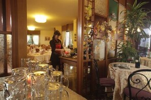 Alfresco dining  - Hotel Firenze (Brenzone sul Garda)