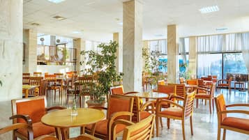 Déjeuner servi sur place, spécialités Cuisine grecque, vue sur la mer