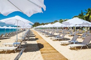 Am Strand, Liegestühle, Sonnenschirme, Volleyball