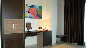 Bar mini, peti besi dalam bilik, dilengkapkan perabot secara berasingan