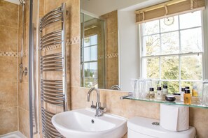 Buồng tắm vòi sen, đồ dùng nhà tắm được thiết kế riêng, máy sấy tóc 