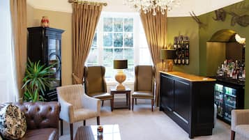 Lobby lounge, al fresco dining
