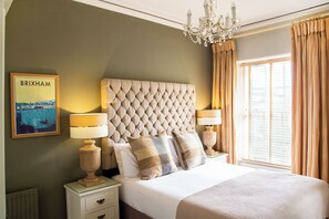 Literie de qualité, lit avec matelas à plateau-coussin, décor unique