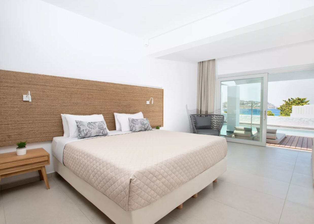 deluxe suite, sea view (shared pool) | in-room safe, blackout curtains, soundproofing, bed sheets