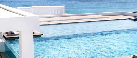 Piscine extérieure, parasols de plage, chaises longues