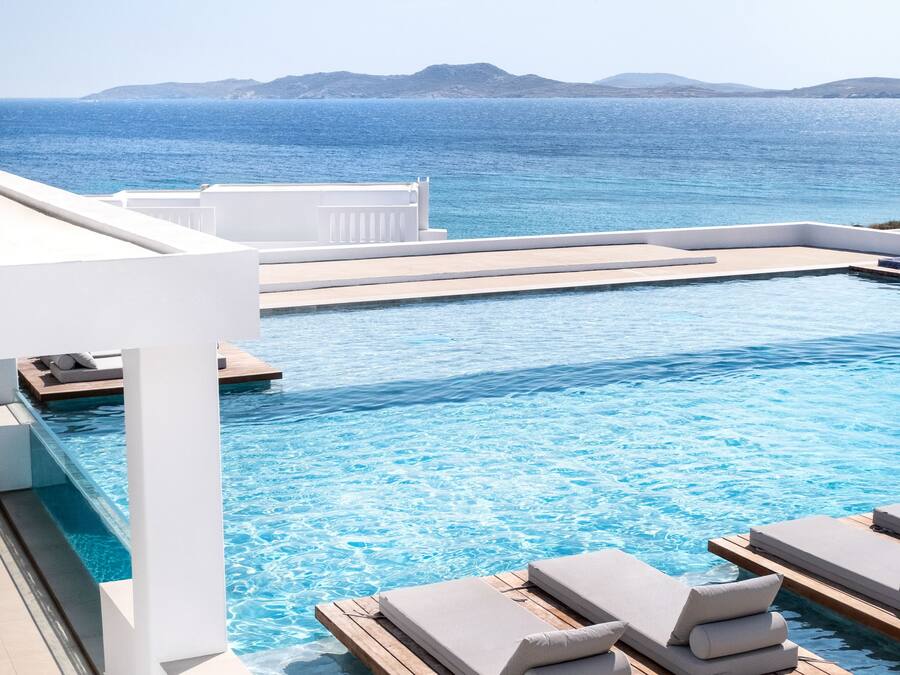 Piscina externa, funciona das 10h30 às 20h, guarda-sóis