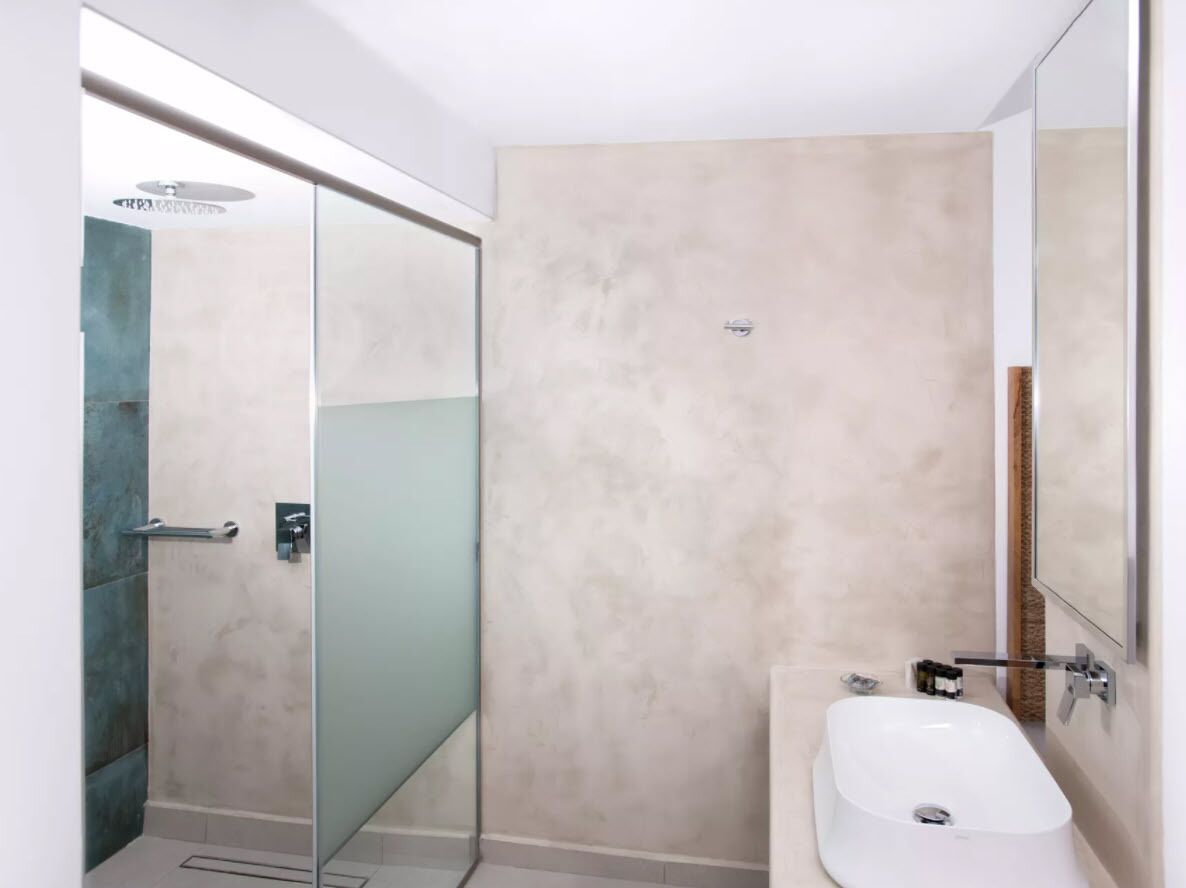 deluxe suite, sea view (shared pool) | bathroom | hair dryer, towels