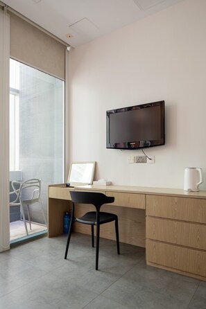 Deluxe Room, Balcony | Television - Wifi Boutique (Hong Kong Island)