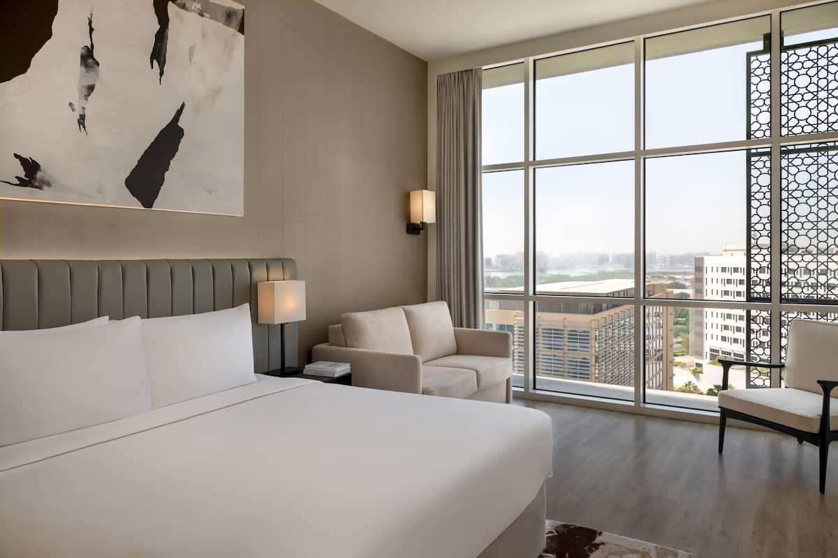 Deluxe Room, 1 King Bed (Plaza View) | Down duvets, in-room safe, blackout curtains, soundproofing