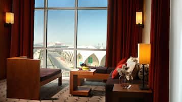 Premium-Suite, 1 King-Bett | Wohnbereich | 32-Zoll-LCD-Fernseher mit Satellitenempfang, Fernseher