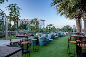 4 restaurants, breakfast, lunch, dinner served; international cuisine