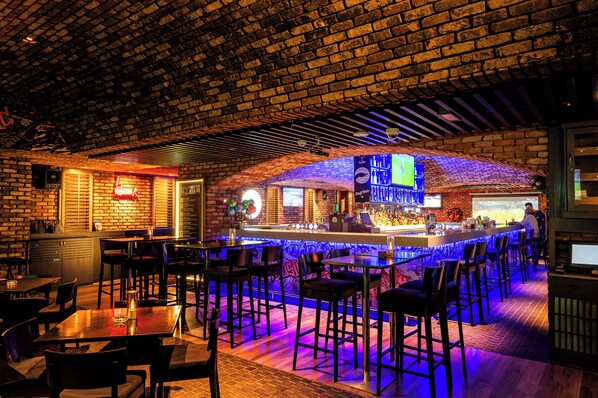 Garden views, serves lunch, dinner and happy hour - Yas Plaza Marina (Abu Dhabi)