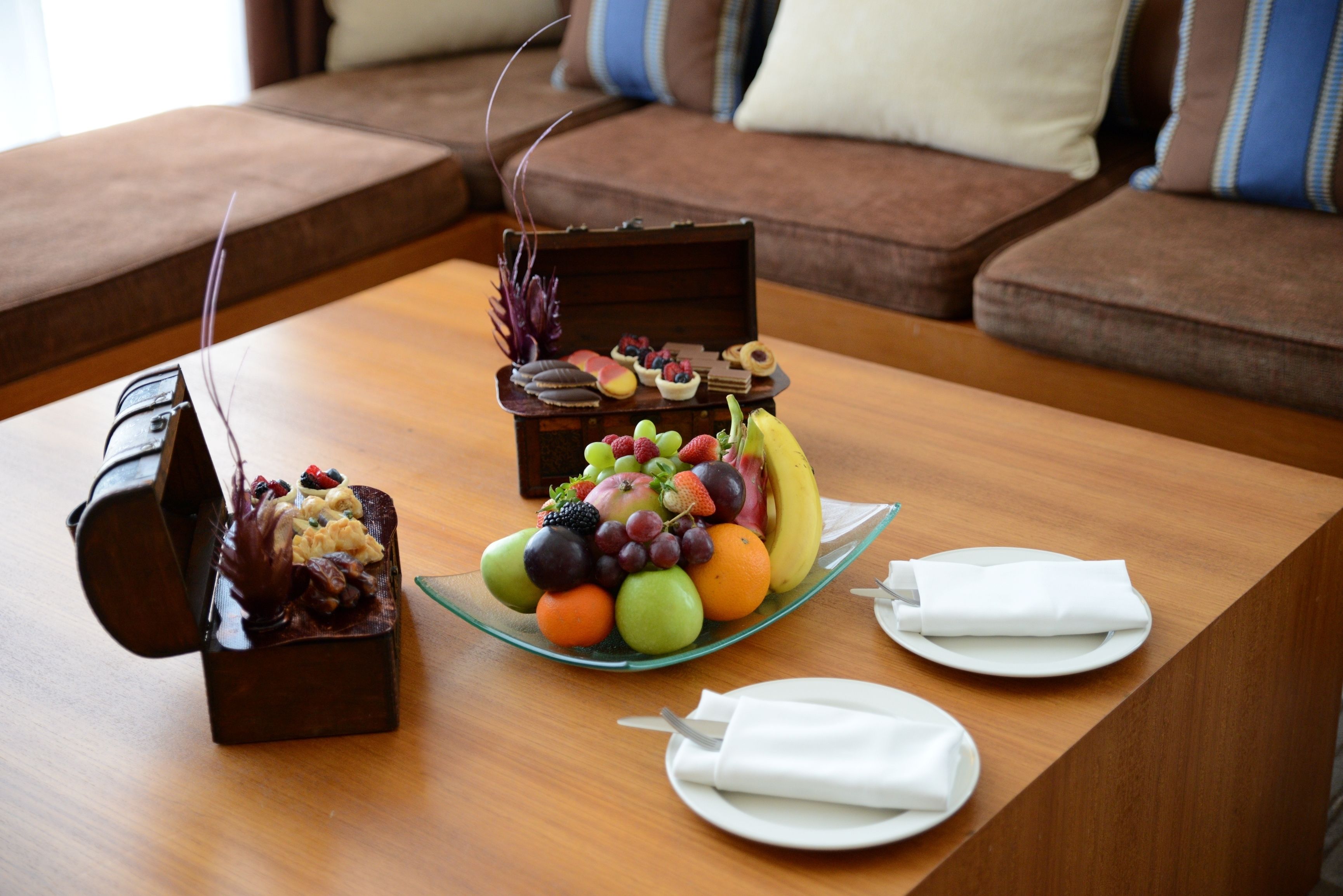 premium suite, 1 king bed | room service – dining