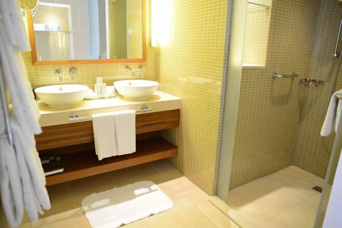 Bilik Mandi | Pancuran mandi, kelengkapan dandanan diri percuma, pengering rambut