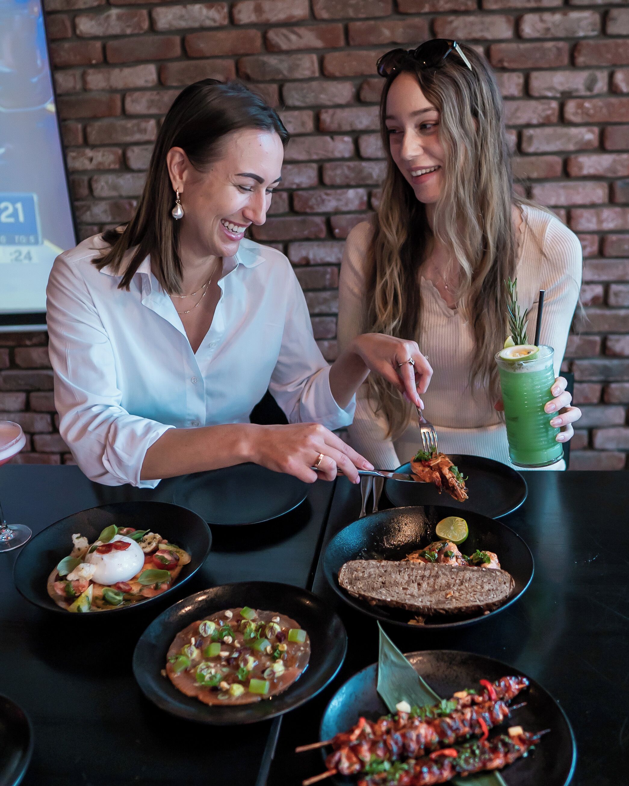 garden views, serves lunch, dinner and happy hour