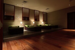 雙人療程室、三溫暖烤箱、蒸氣室、美體療程、芳療、熱石按摩