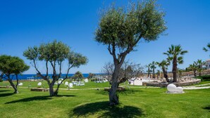 A grassy area with trees and a clear blue sky. - Hotel Residence Capo Campolato (Augusta)