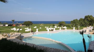 2 udendørs pools, åben fra kl. 08.30 til kl. 18.30, liggestole
