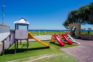 A playground with slides and a climbing structure. - Hotel Residence Capo Campolato (Augusta)