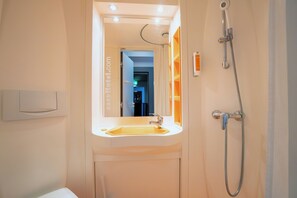 Klassieke tweepersoonskamer, 1 tweepersoonsbed, niet-roken | Badkamer | Een douche, gratis toiletartikelen, handdoeken