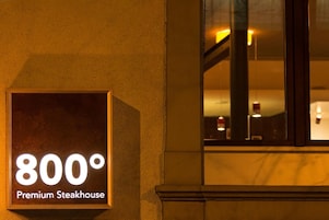 Señal de un restaurante de carne de primera calidad que muestra una temperatura de 800 grados.