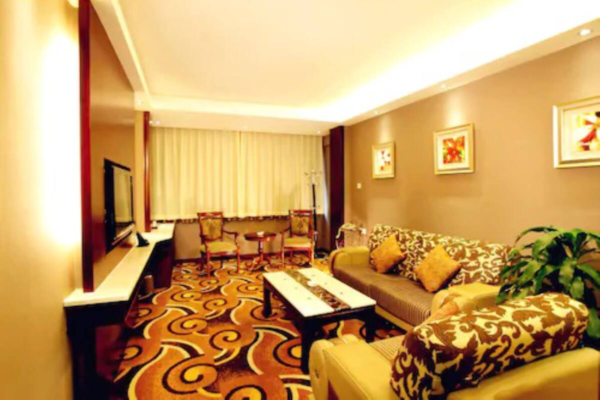 Suite | Living room | LCD TV, pay movies