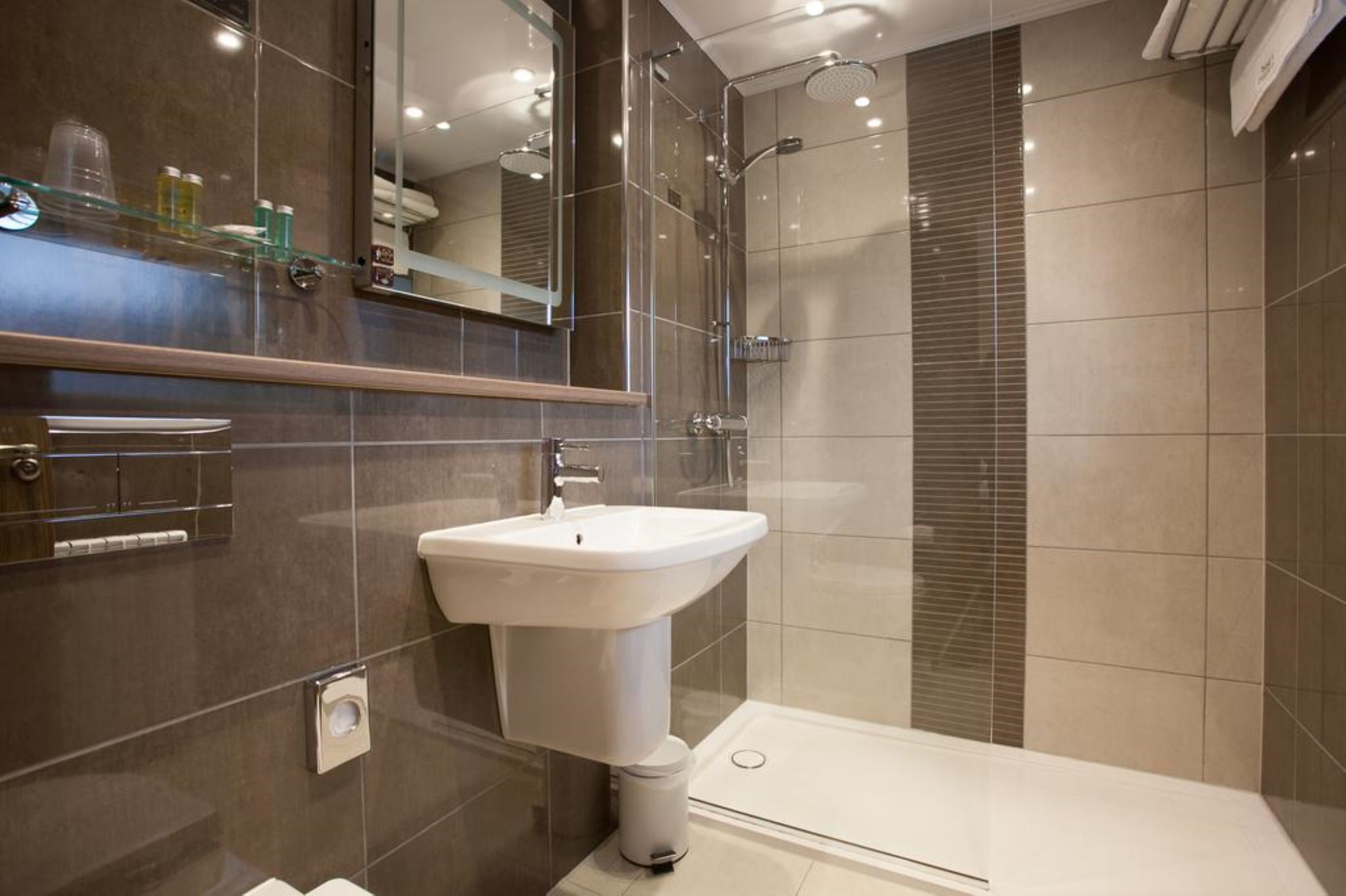 free toiletries, towels