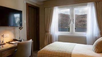 Escritorio, tabla de planchar con plancha, wifi gratis y ropa de cama