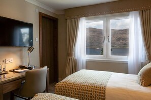 Desk, iron/ironing board, free WiFi, bed sheets - Cruachan Hotel (Fort William)