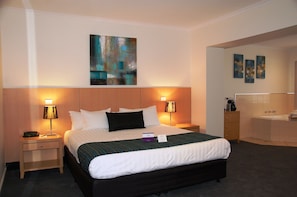 Superior Room, 1 King Bed | 1 bedroom, minibar, desk, iron/ironing board