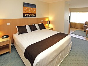 Minibar, desk, iron/ironing board, cribs/infant beds - Mercure Hotel Mildura (Mildura)