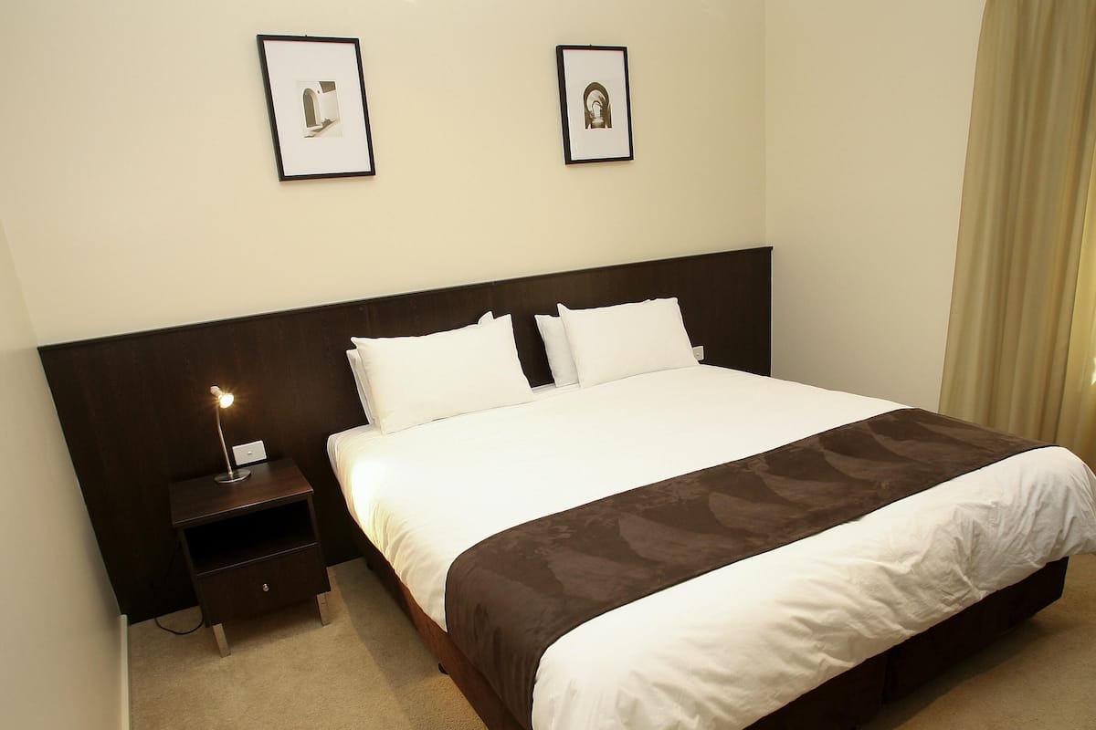 Standardzimmer, 1 Queen-Bett | 1 Schlafzimmer, Minibar, Schreibtisch, Bügeleisen/Bügelbrett