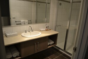  milieuvriendelijk toiletgerief, een haardroger, handdoeken