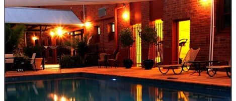 Una piscina al aire libre