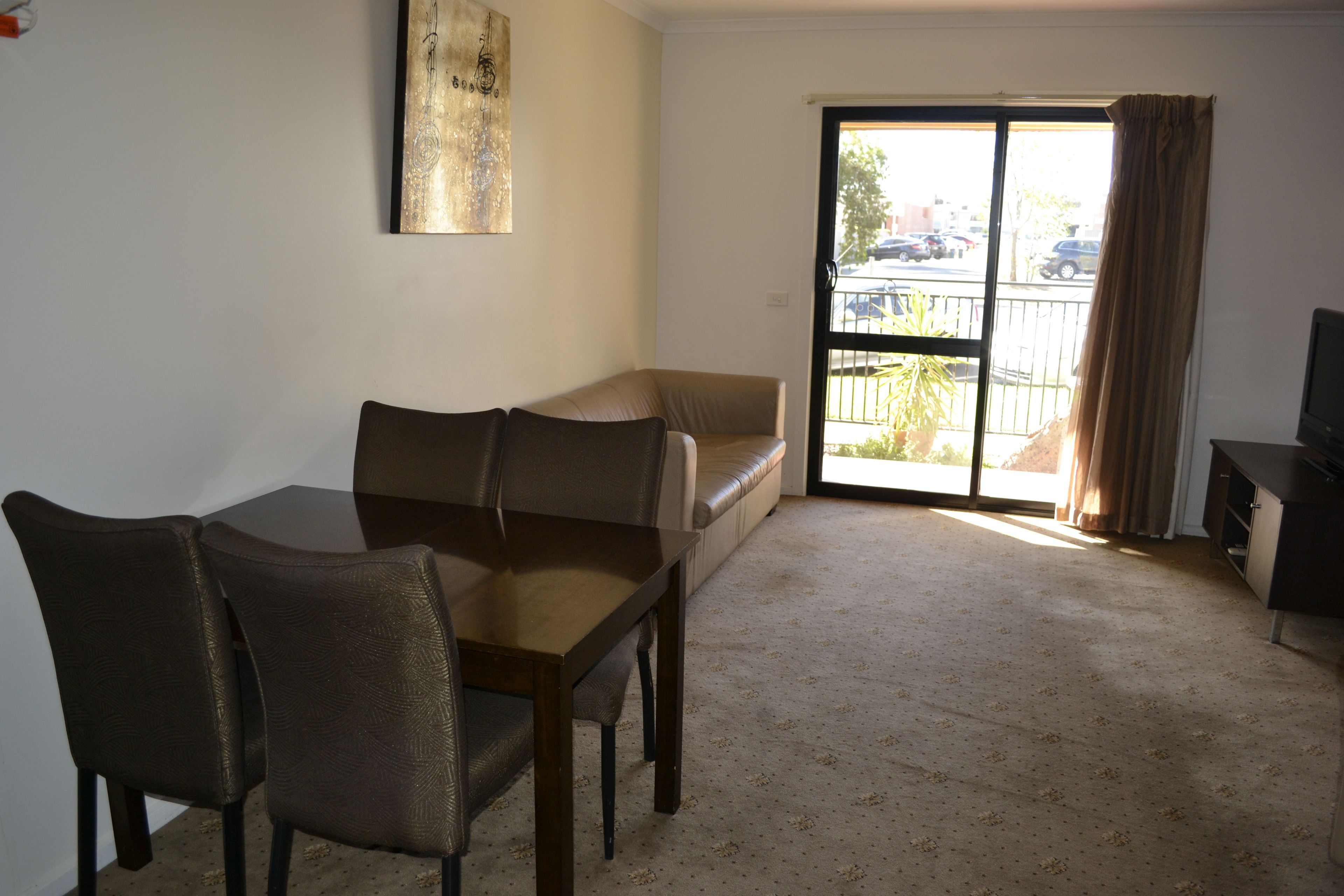 Minibar, una scrivania, ferro/asse da stiro