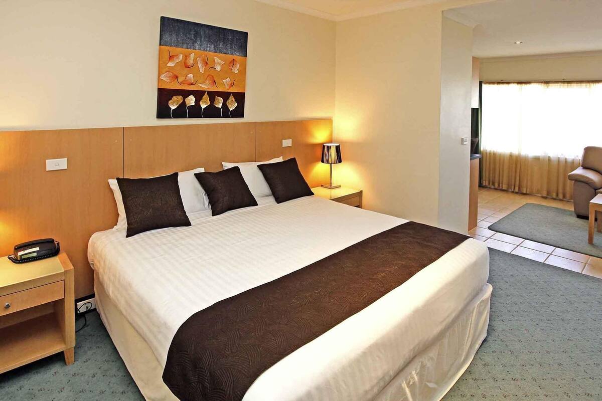 Privilege, Room, 1 King Bed | Minibar, desk, iron/ironing board, cots/infant beds