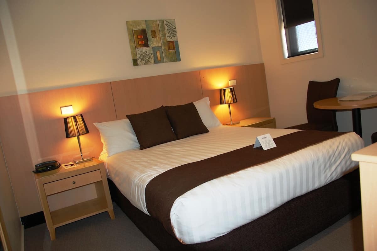 standard room, 1 queen bed | 1 bedroom, minibar, desk, iron/ironing board