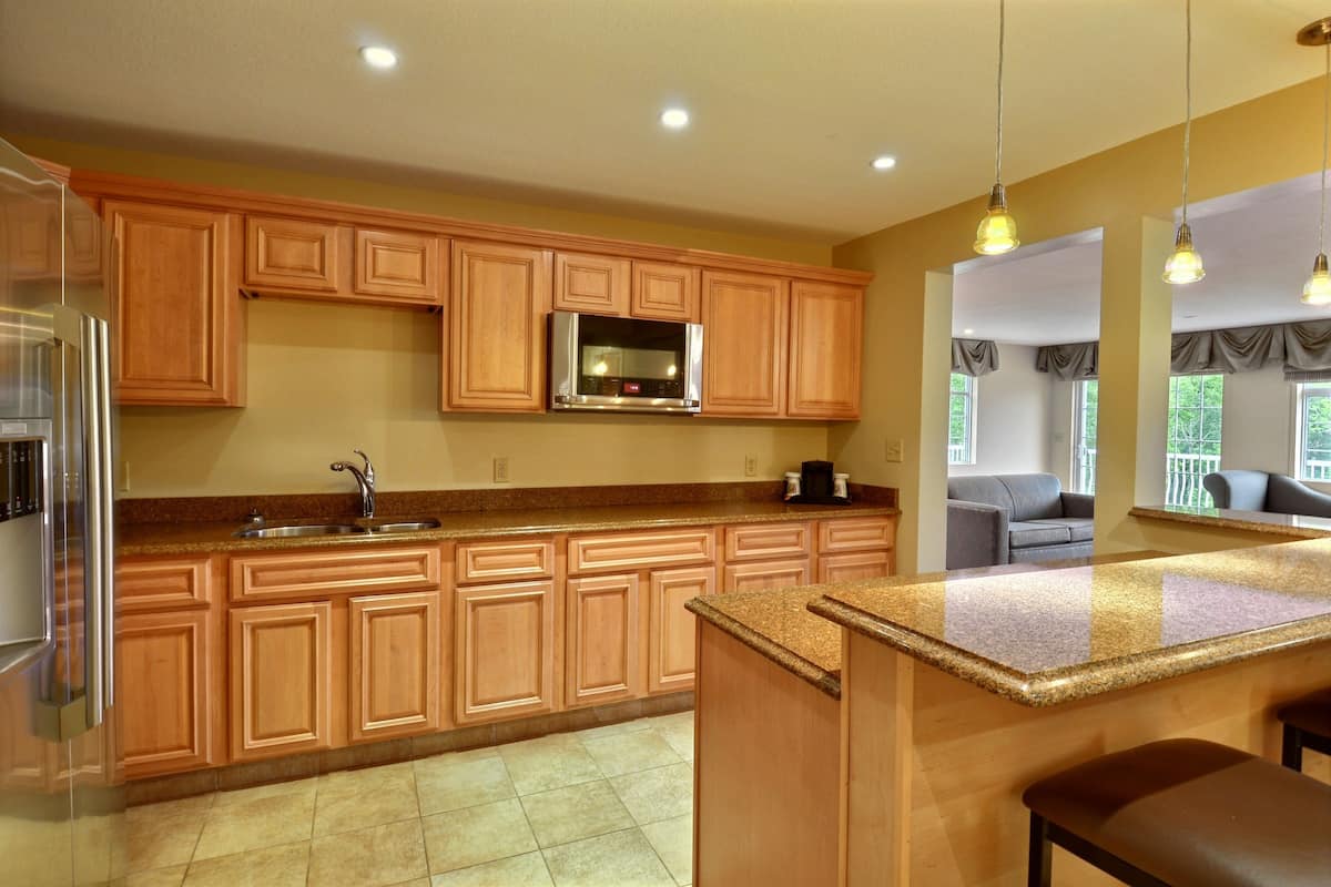 fridge, coffee/tea maker