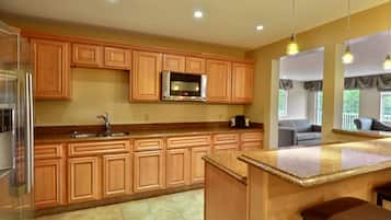 Een koelkast, een koffiezetapparaat/waterkoker