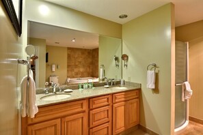 Combined shower/bathtub, designer toiletries, hair dryer, towels