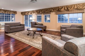 Matelas Select Comfort, coffres-forts dans les chambres, bureau