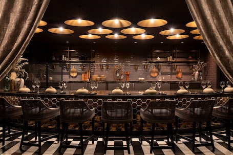 6 restaurants, breakfast, lunch, dinner served; Italian cuisine. JW Marriott Los Angeles L.A. LIVE