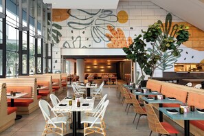 อาหารเช้าแบบบุฟเฟ่ต์ทุกวัน (USD 39.00 ต่อคน)