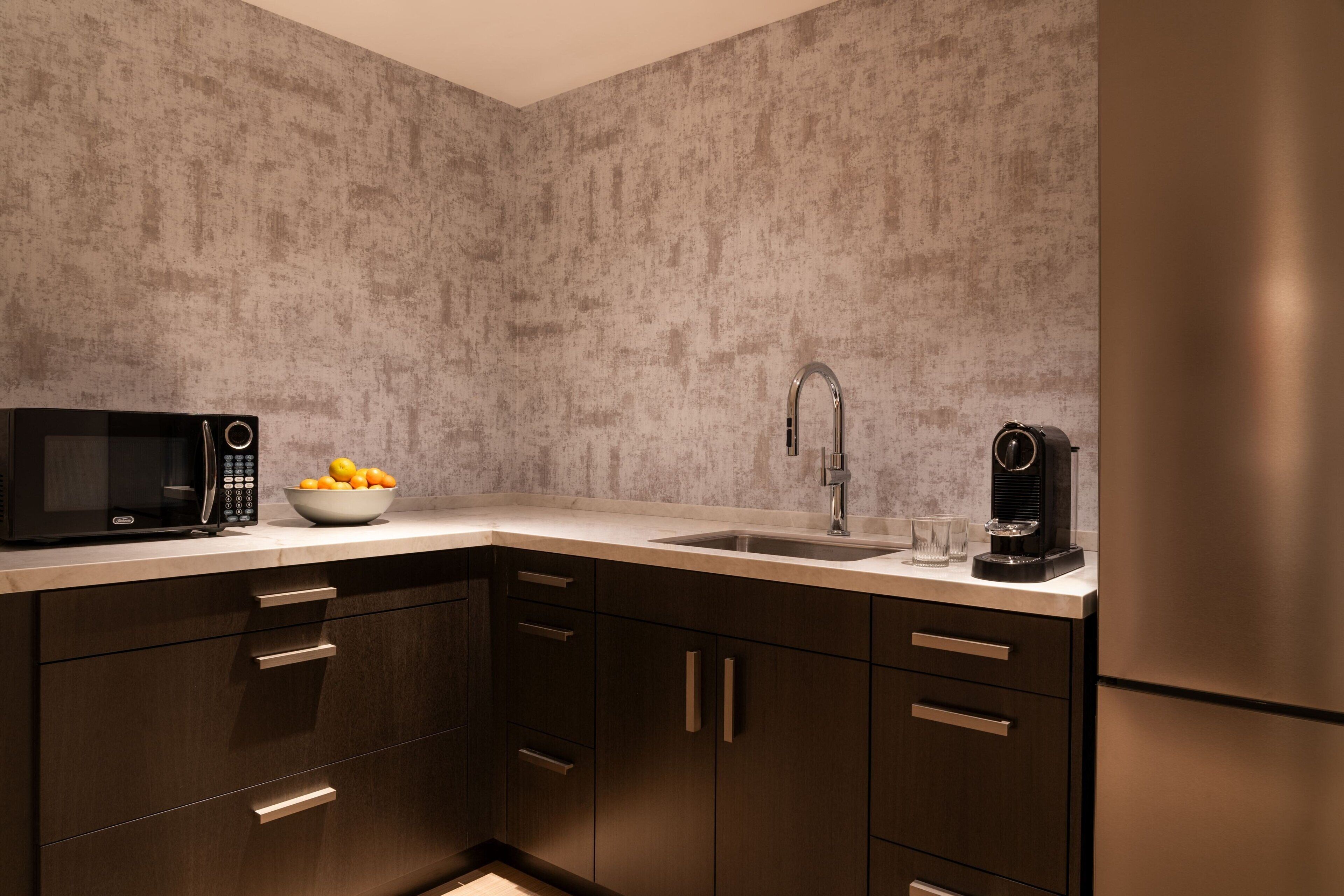 fridge, coffee/tea maker