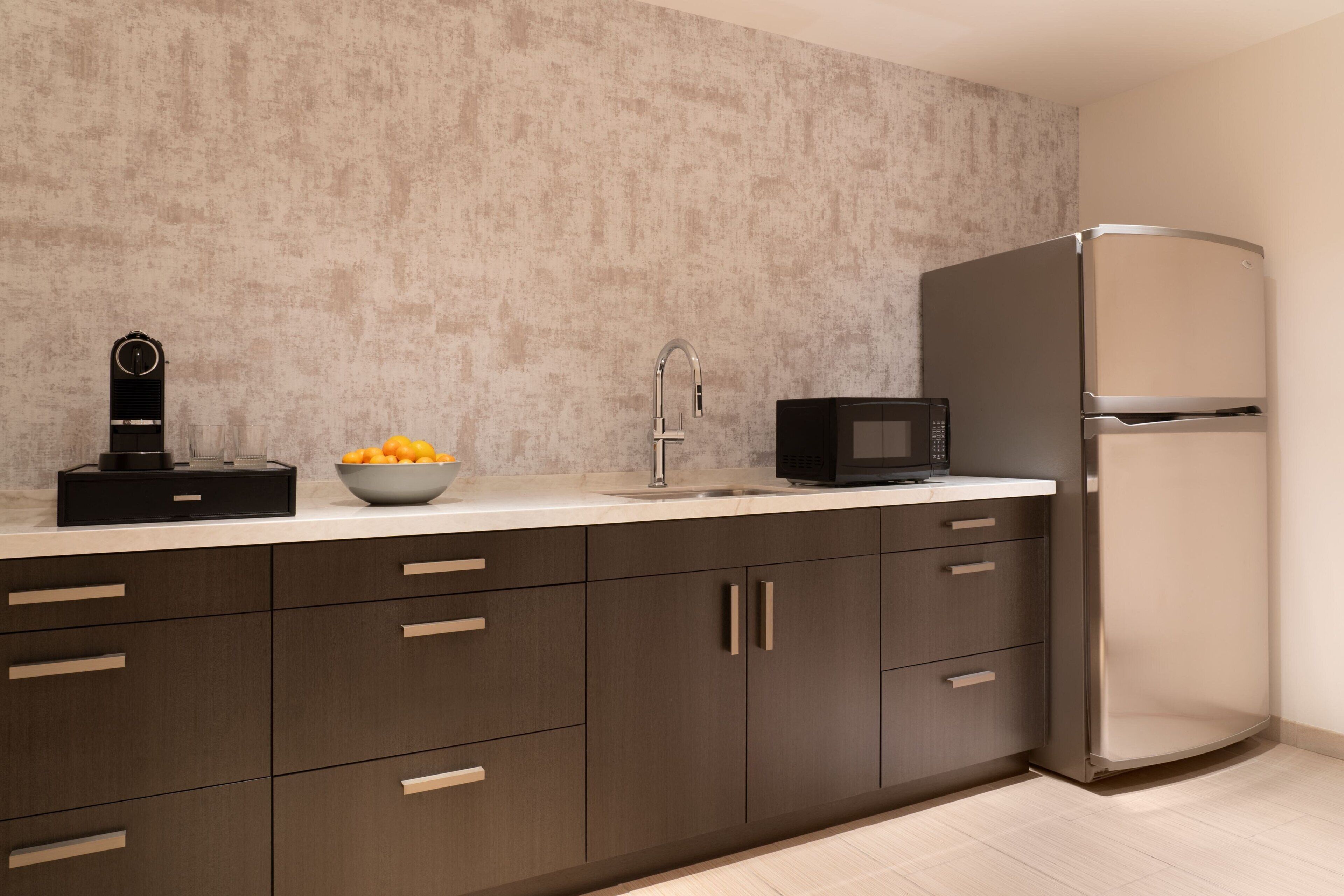 fridge, coffee/tea maker