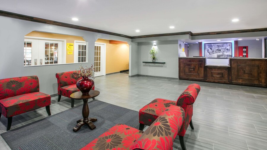 Super 8 by Wyndham Farmers Branch/North Dallas
