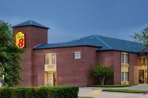 Exterior - Super 8 by Wyndham Farmers Branch/North Dallas (Farmers Branch)