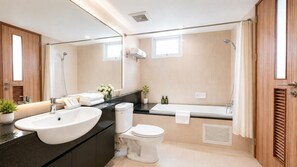 Combined shower/tub, free toiletries, hair dryer, bathrobes - Olive Hotel & Residence Bangkok Sukhumvit 101 near True Digital Park (Bangkok)
