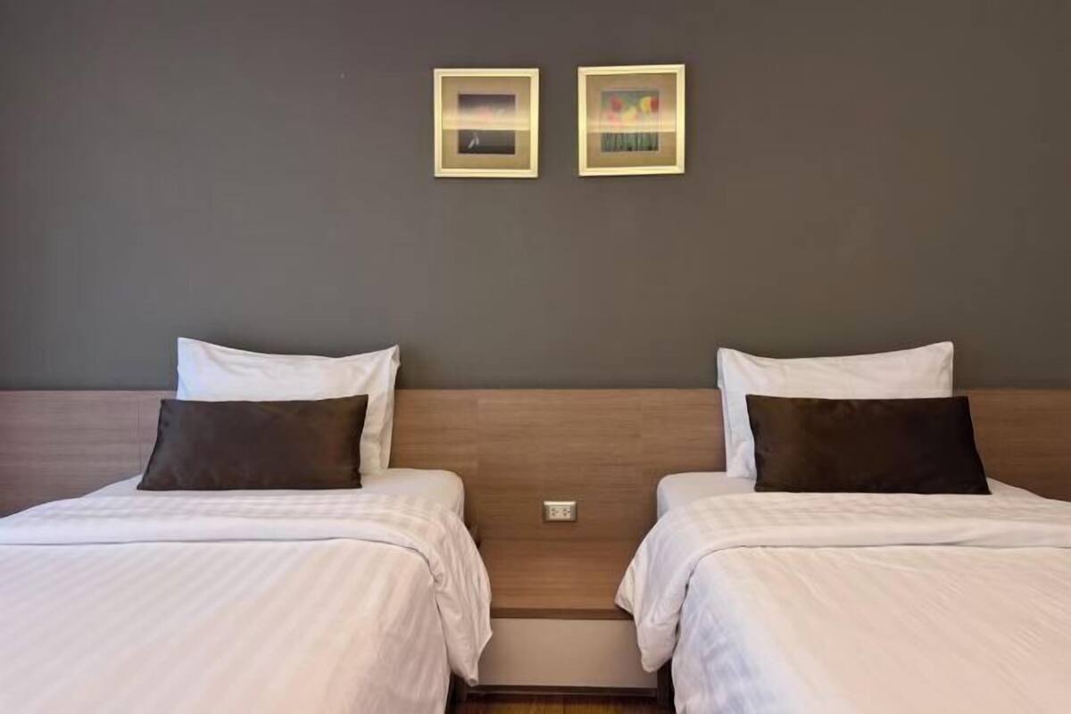 3 bedrooms, in-room safe, desk, blackout drapes