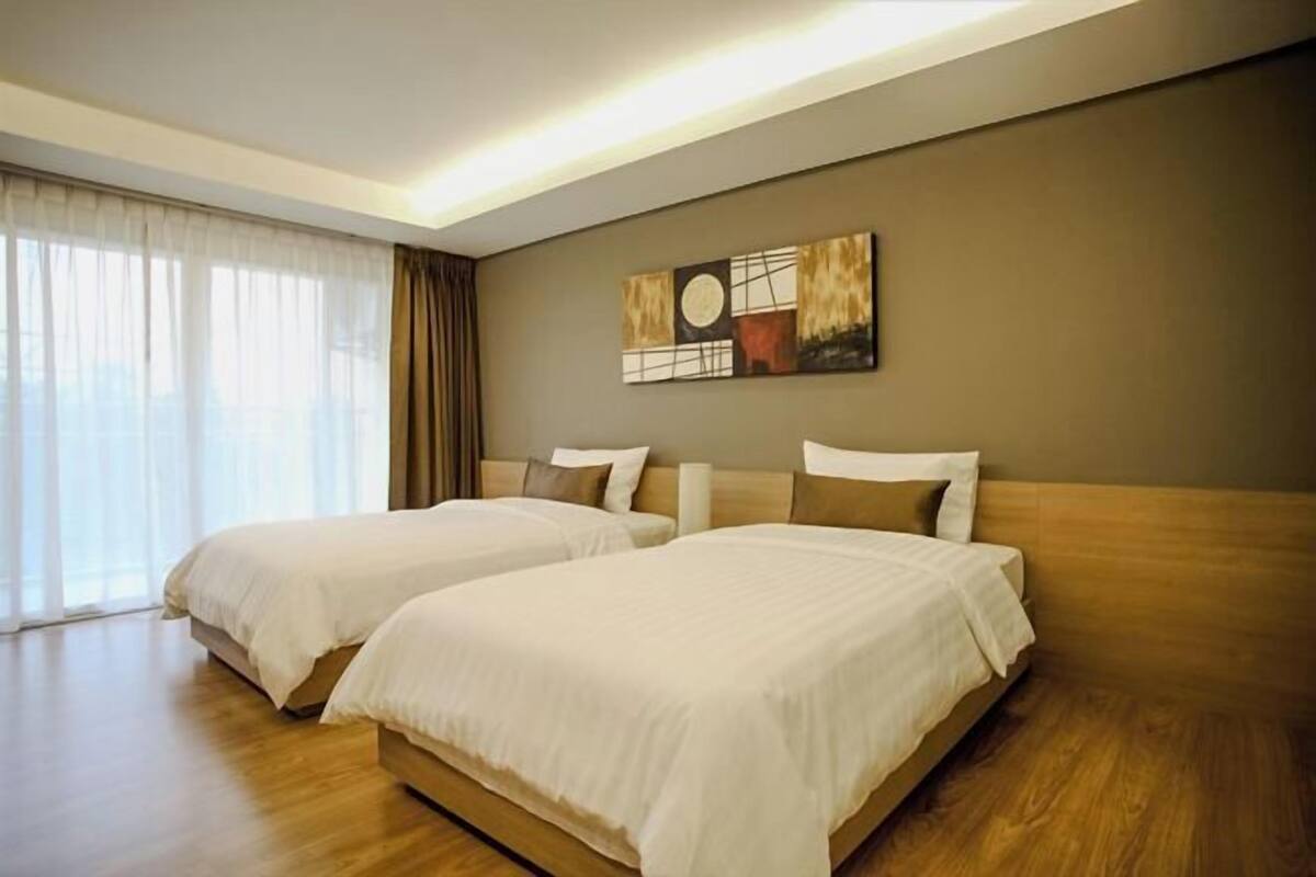 3 bedrooms, in-room safe, desk, blackout curtains